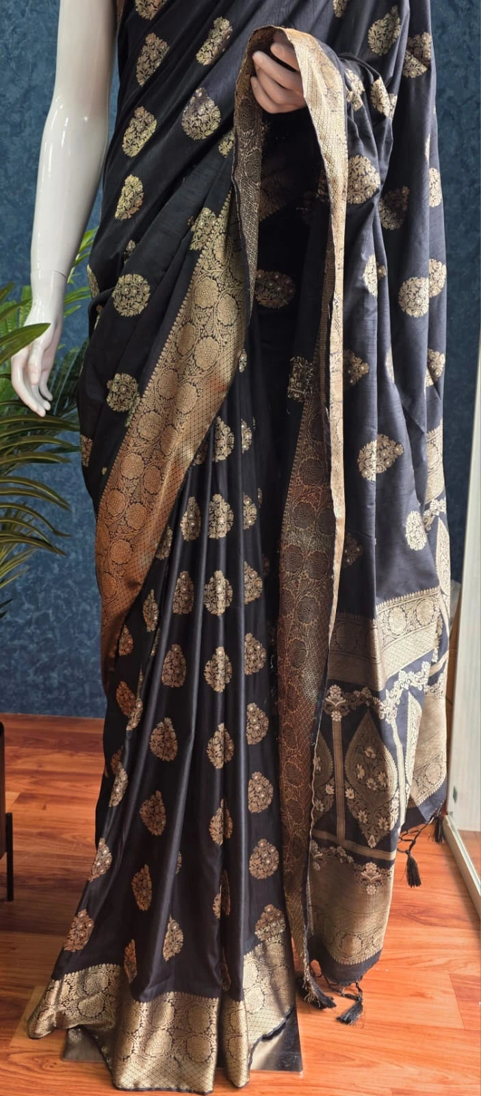 Semi Dola silk Black